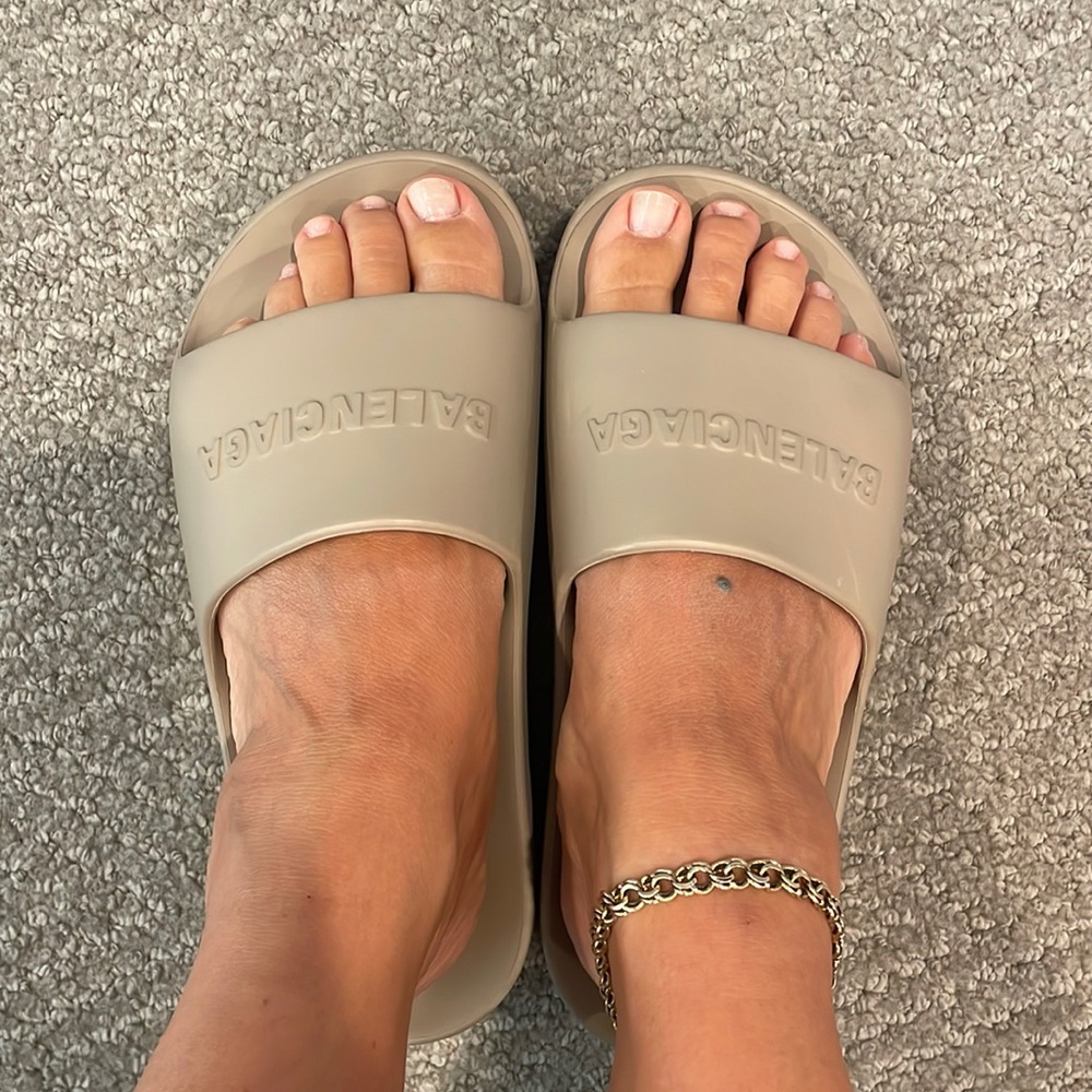 BALENCIAGA beige chunky slides. rubber wedge sandal. Size 6